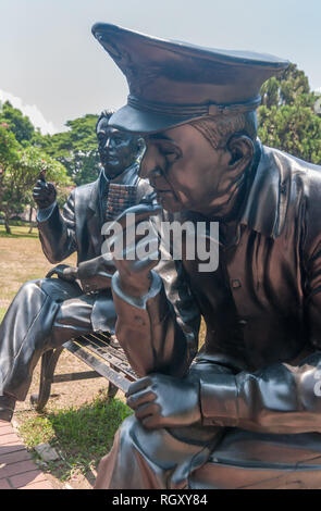 Estatua en Fuerte Santiago, Filipinas, del presidente filipino Manuel Quezon, izquierda, con el general estadounidense Douglas MacArthur durante la Segunda Guerra Mundial. Foto de stock