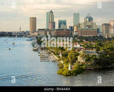 Vista del centro de Tampa, Florida desde el puerto. Foto de stock