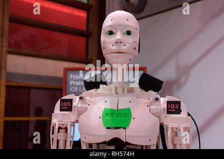 Hannover, Alemania - Junio 13, 2018: El Iox muestra el 3D-robot humanoide impresa bob desde inmoov en el stand de Vodafone en el CeBIT 2018. CeBIT es el wo Foto de stock