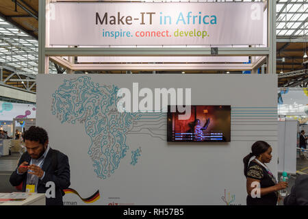 Hannover, Alemania - 13 de junio, 2018: stand temático de África en CeBIT 2018. CeBIT es la feria más grande del mundo de la tecnología de la información. Foto de stock