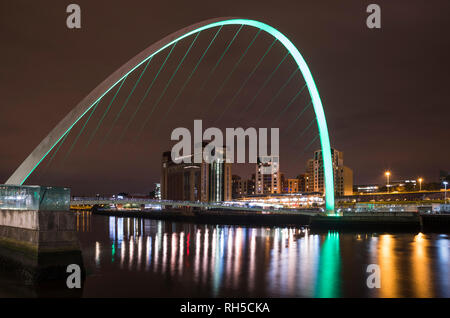 Noche foto mirando a lo largo del río Tyne hacia el Puente del milenio de Gateshead con el BALTIC Centre for Contemporary Art en el fondo