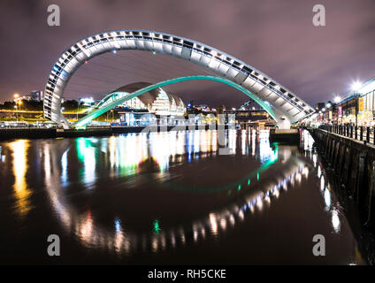 Noche foto mirando a lo largo del río Tyne hacia el Puente del milenio de Gateshead con Tyne Bridge en el fondo, Newcastle upon Tyne