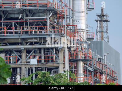 Vista de la estructura de la refinería de petróleo. Foto de stock