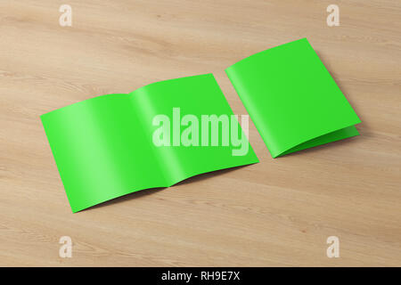 Verde en blanco abierto y plegado medio plegado folleto volante sobre fondo de madera. Con trazado de recorte alrededor del folleto Foto de stock