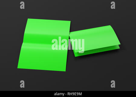 Folleto verde en blanco abierto y plegado medio plegado sobre fondo negro. Con trazado de recorte alrededor del folleto Foto de stock