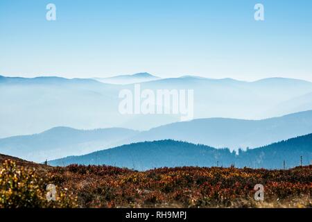 Cordilleras escalonadas en la neblina, am Hohneck, Col de la Schlucht, Vosgos, Alsacia, Francia Foto de stock