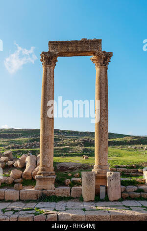 Arquitectura en ruinas antiguas con pradera en Jerash, Ammán, Jordania Foto de stock