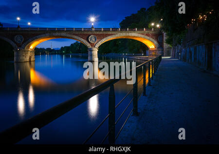 Turín (Torino) Ponte Isabella y el río Po en el Blue Hour con Mole Antonelliana en el fondo1