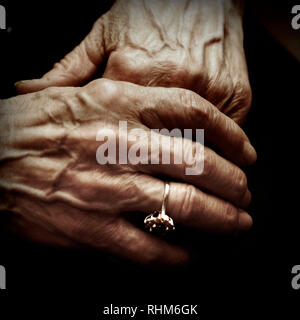 Las manos de una anciana Foto de stock