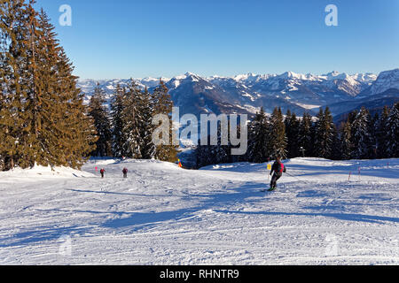 Los turistas de esquí disfrutando de vistas panorámicas del resort de esquí Boedele hacia Bregenz Forrest - Dornbirn, Vorarlberg, Austria Foto de stock