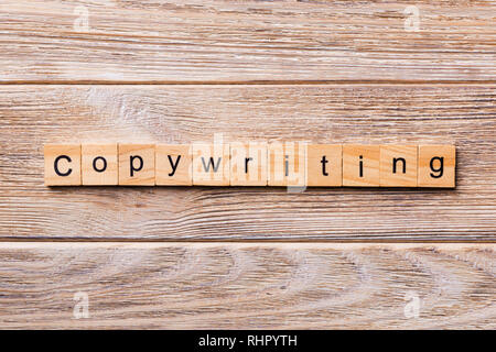 Redacción palabra escrita sobre un bloque de madera. La redacción del texto sobre la mesa de madera para su diseño, concepto.