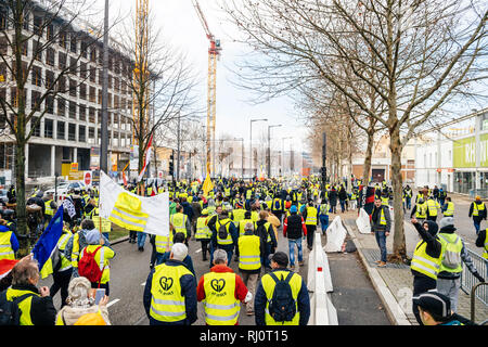 Estrasburgo, Francia - Feb 02, 2018: visión de Gilets Jaunes chaleco amarillo la manifestación en los 12 sábado de manifestaciones antigubernamentales marchando en el Boulevard de Dresde