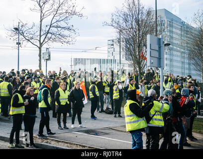 Estrasburgo, Francia - Feb 02, 2018: la policía y los manifestantes delante de la sede de Adidas durante el chaleco amarillo prottest