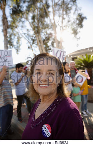 Seguro Latinx retrato Mujer senior del voluntariado, la captación de los votantes