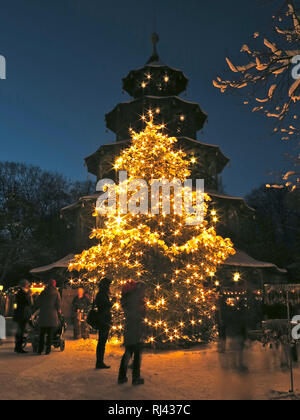 Deutschland, Oberbayern, M?nchen, Englischer Garten, Weihnachtsmarkt am Chinesischen Turm,