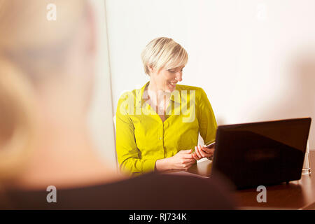 Frau, blonde, kurzhaarig, Gespräch, Büro, Foto de stock
