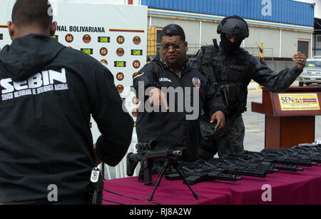 https://l450v.alamy.com/450ves/rj8a2w/valencia-carabobo-venezuela-5-feb-2019-febrero-05-2019-las-autoridades-venezolanas-informaron-sobre-la-supuesta-incautacion-de-armas-de-guerra-en-el-aeropuerto-internacional-arturo-michelena-en-la-ciudad-de-valencia-estado-de-carabobo-la-carga-de-la-ciudad-de-miami-en-estados-unidos-en-un-avion-de-pasajeros-de-air-bus-utilizado-para-la-transferencia-de-carga-trajo-un-monton-de-rifles-de-asalto-y-armas-telefonos-celulares-mira-telescopica-y-proyectil-cargadores-las-autoridades-locales-informaron-que-el-caso-esta-siendo-investigado-y-no-se-sabe-que-han-sido-arrestados-foto-juan-carlos-hernandez-credito-im-rj8a2w.jpg