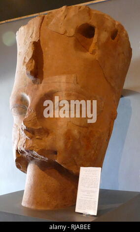 Cabeza colosal de Amenhotep III portando la corona roja del Bajo Egipto. Cuarcita; Nuevo Reino 1403-1365 A.C. hallado en el templo funerario del Rey Amenhotep III en Tebas.