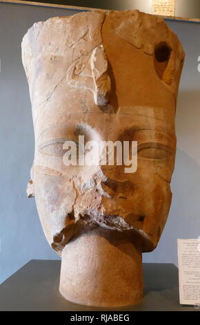 Cabeza colosal de Amenhotep III portando la corona roja del Bajo Egipto. Cuarcita; Nuevo Reino 1403-1365 A.C. hallado en el templo funerario del Rey Amenhotep III en Tebas.