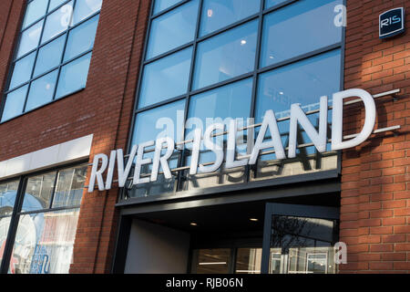 River Island tienda de ropa exterior, signo, logo. UK