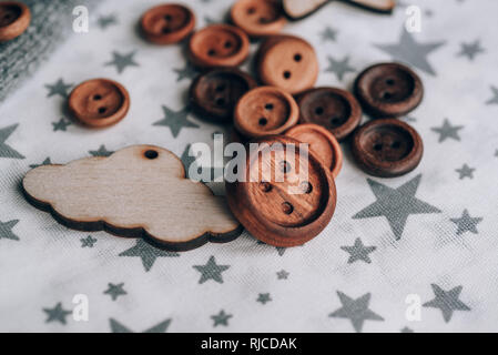 Hermosos botones de madera Fotografía de stock - Alamy