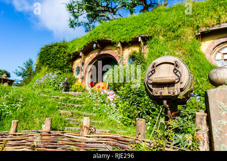 MataMata, Nueva Zelandia - Marzo 2017 Hobbit casa con hermoso jardín verde en verano Hobbiton