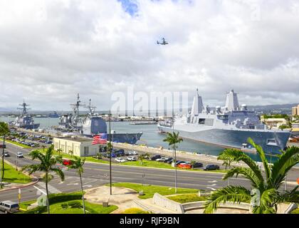 Una MV-22 Osprey adjunta al medio marino Tiltrotor Squadron (VMM) 161 sobrevuela el San Antonio clase dock buque anfibio de transporte USS Anchorage (LPD 23) y guiada por el crucero de misiles USS Chosin (CG 65) durante la Asociación de Naciones del Asia Sudoriental (ASEAN) cumbre. El Secretario de Defensa estadounidense Chuck Hagel será el anfitrión de la 10 a la Asociación de Naciones del Asia Sudoriental (ASEAN) ministros de defensa celebrada en Honolulu, Hawaii.Esta es la primera reunión de este tipo que tienen lugar en los Estados Unidos. El Foro brindará una oportunidad para la defensa líderes discutir una visión compartida de un dinámico, pacífica, una