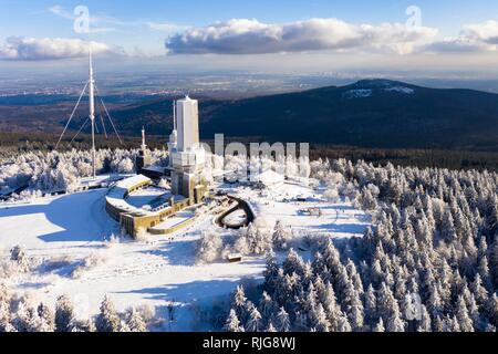 Drone disparo, mástil de la transmisión de la radio de Hesse, Grosser Feldberg en invierno por encima de la línea de nieve, Hesse, Alemania Foto de stock