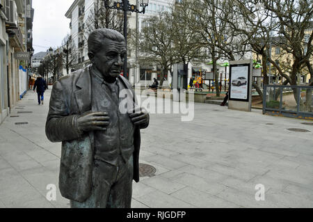 Estatua del célebre escritor español Anxel fole (1903-1986), en la localidad gallega de Lugo, donde nació. Foto de stock