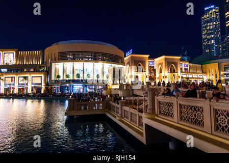 Dubai, Emiratos Árabes Unidos - Febrero 4, 2018: El concurrido centro comercial Dubai Mall fuera completo con los turistas y visitantes como uno de los principales atractivos de viajes en Du Foto de stock