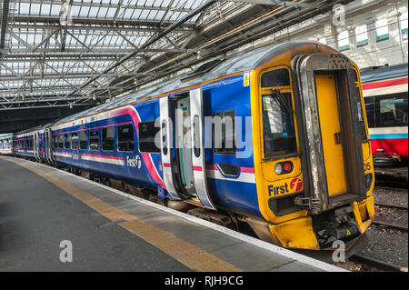 158 clase sprinter express tren de pasajeros en primera librea ScotRail esperando en una estación ferroviaria de la plataforma en el Reino Unido. Foto de stock