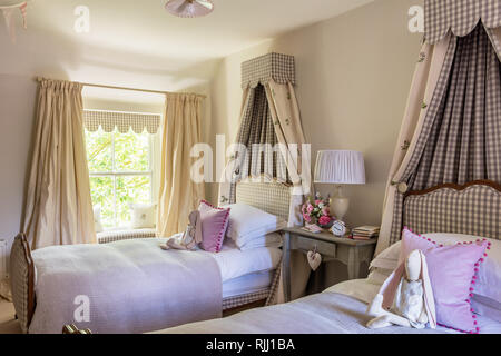 cama de niña con peluche y dosel rosa Fotografía de stock - Alamy