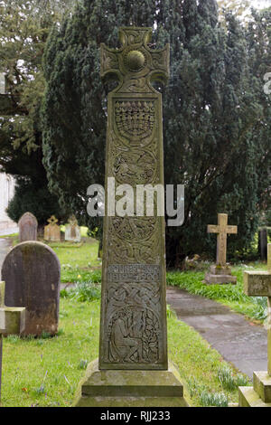 John Ruskin grave en la iglesia de St Andrews, Coniston, Cumbria. 200º aniversario de su nacimiento, el 8 de febrero de 1819. Foto de stock