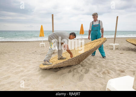 Adelianos Kambos en Creta: Instalando nuevas sombrillas en la playa Foto de stock