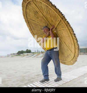 Adelianos Kambos en Creta: Instalando nuevas sombrillas en la playa Foto de stock