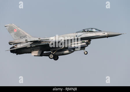 Un Lockheed Martin F-16D de aviones de combate de la Fuerza Aérea polaca. Foto de stock