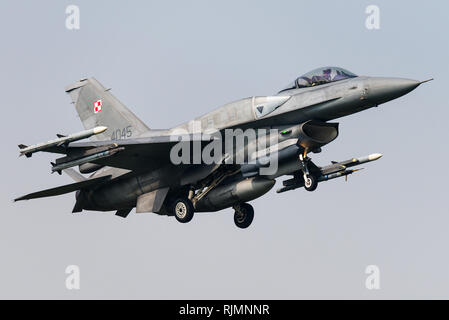 Un Lockheed Martin F-16D de aviones de combate de la Fuerza Aérea polaca. Foto de stock