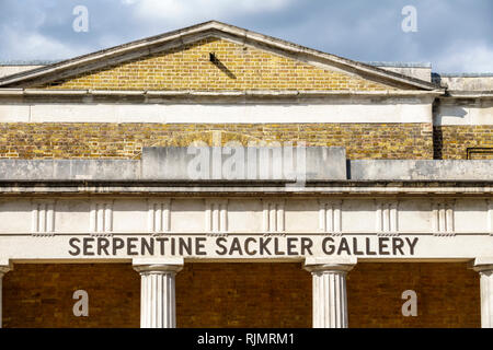 Reino Unido Gran Bretaña Inglaterra Londres Hyde Park parque público Serpentine Sackler Gallery galería de arte museo edificio exterior de turismo v Foto de stock