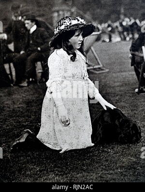 Señora Elizabeth Bowes Lyon (más tarde la reina consorte Isabel de Gran Bretaña), disfrazados de una fiesta en el jardín en los jardines del Castillo de Glamis. 1907 - 1908 Foto de stock