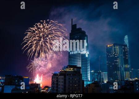 Ho Chi Minh, Vietnam, el 4 de febrero de 2019: celebración del Año Nuevo Lunar. Skyline con fuegos artificiales iluminan el cielo sobre el distrito de negocios