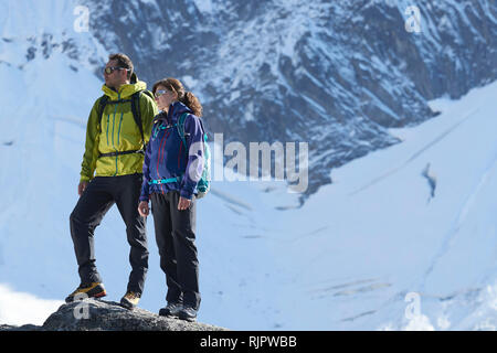 Los escaladores disfrutando de vistas, Chamonix, Ródano-Alpes, Francia Foto de stock
