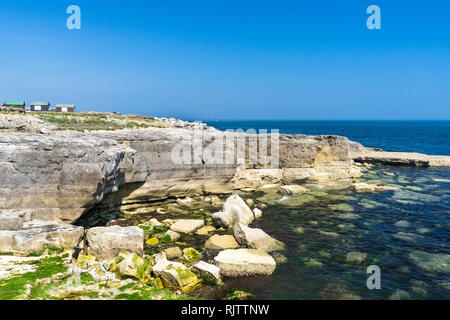 Hermoso día soleado en Portland Bill Dorset, Inglaterra Europa