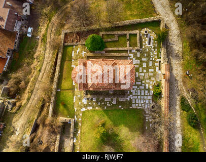 Vista aérea de la Iglesia de Dmitry Solunsky - famosos de Veliko Tarnovo, antigua capital de Bulgaria. La foto fue tomada en la jornada soleada de primavera Foto de stock