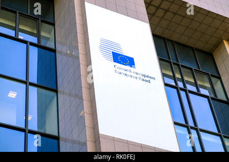 Bruselas, Bélgica - Logotipo y logotipo en el edificio del Consejo Europeo en Bruselas, Brüssel, Belgien - Logotipo und Schriftzug am Gebaeude des Euro Foto de stock