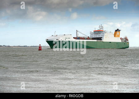 El carguero Ro-Ro, MV YUNQUE PUNTO, operado por la naviera Foreland en nombre del Ministerio de Defensa del Reino Unido, acercándose a Southampton después de un viaje desde Omán a Reino Unido.