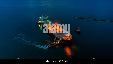 Vista aérea buque petrolero en el puerto por la noche, importación exportación logística y transporte. Foto de stock