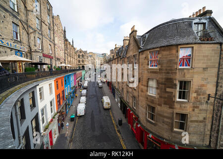 Amplio ángulo de visión elevada de la histórica Victoria Street en el casco antiguo de Edimburgo, Escocia, Reino Unido
