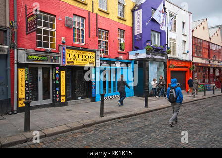 Edificios y tiendas de colores en el barrio de Temple Bar, Dublín, Irlanda  Fotografía de stock - Alamy
