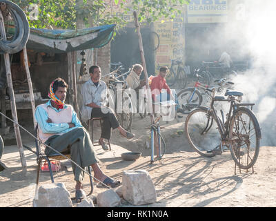Las escenas de la vida cotidiana en un pueblo rural de la región de Rajastán, India