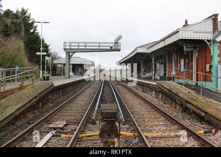 Estación de tren vacía, Ford, West Sussex, Inglaterra, Reino Unido. Foto de stock